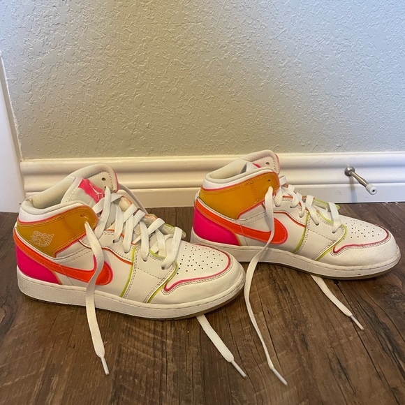 Jordan 1 Mid
Edge Glow (GS) - Picture 3 of 5